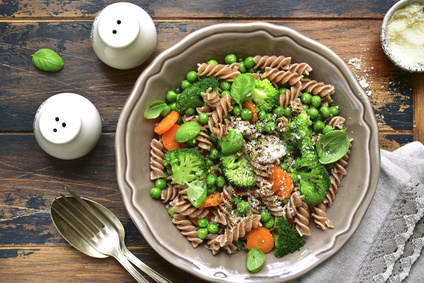 Ensalada de pasta integral con guisantes, brócoli y zanahoria • Clínicas  Obésitas